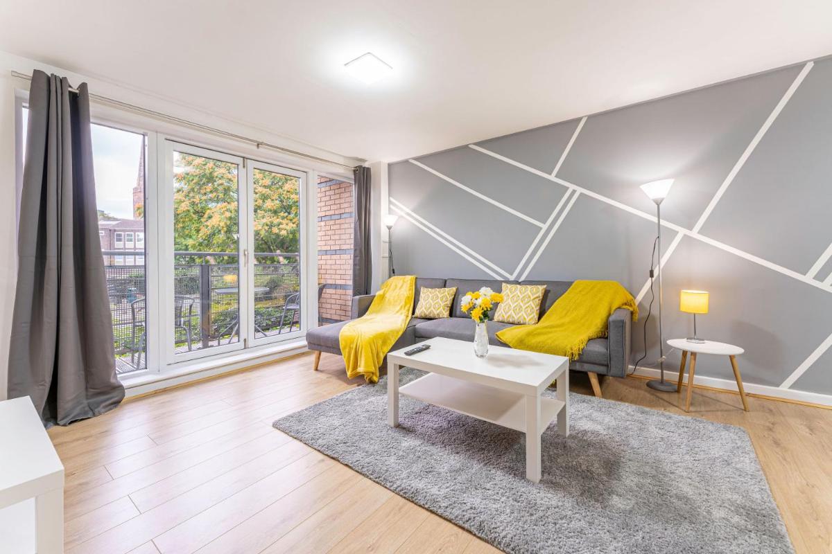 Riley House Spacious City Apartment view 4