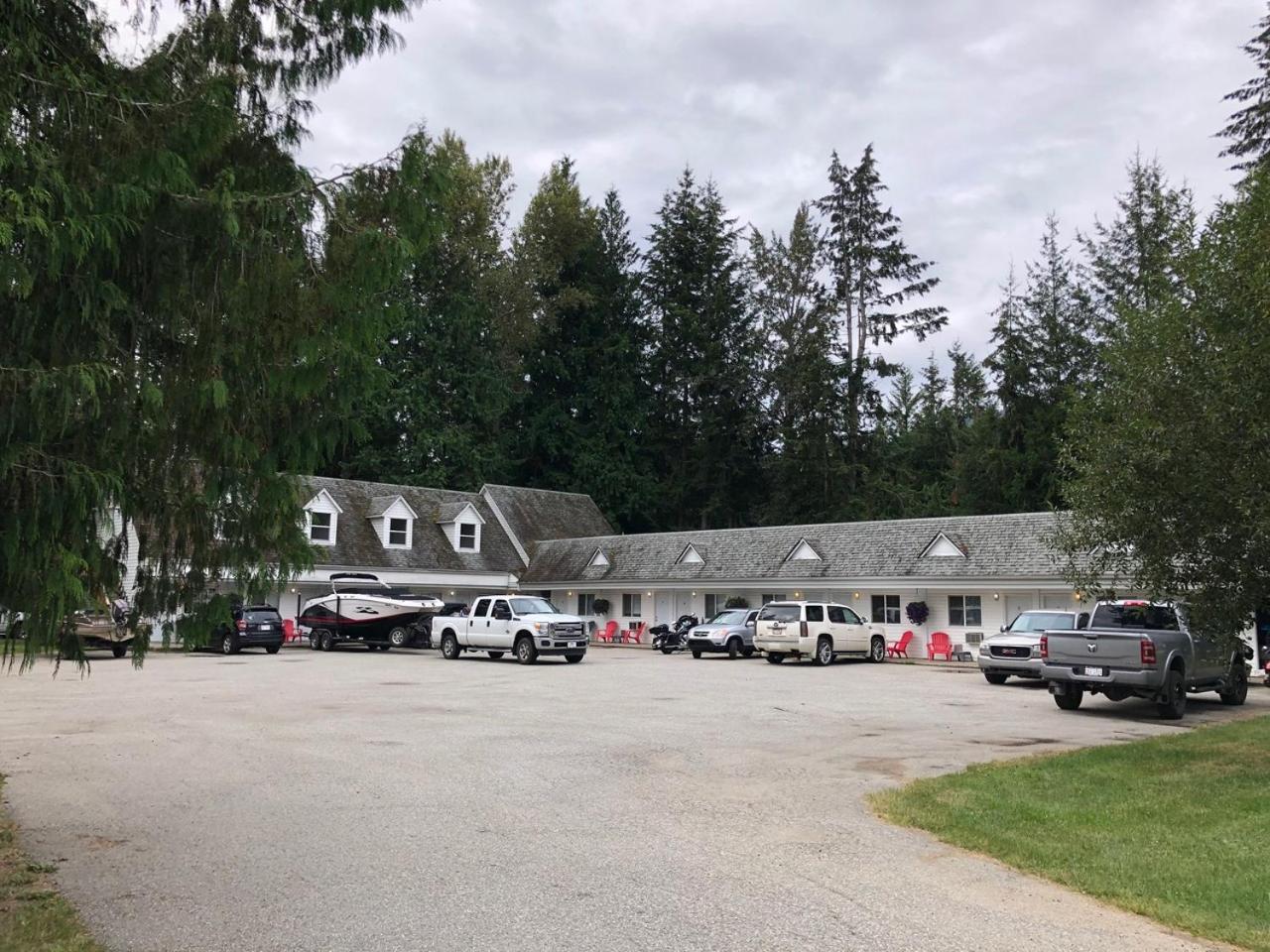 Pines Motel