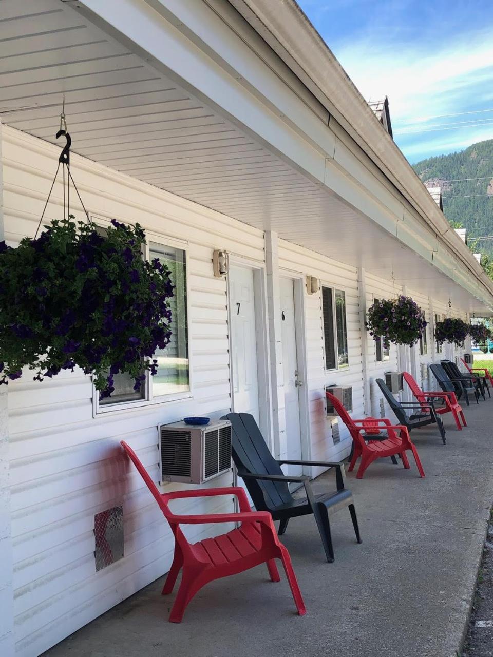 Pines Motel