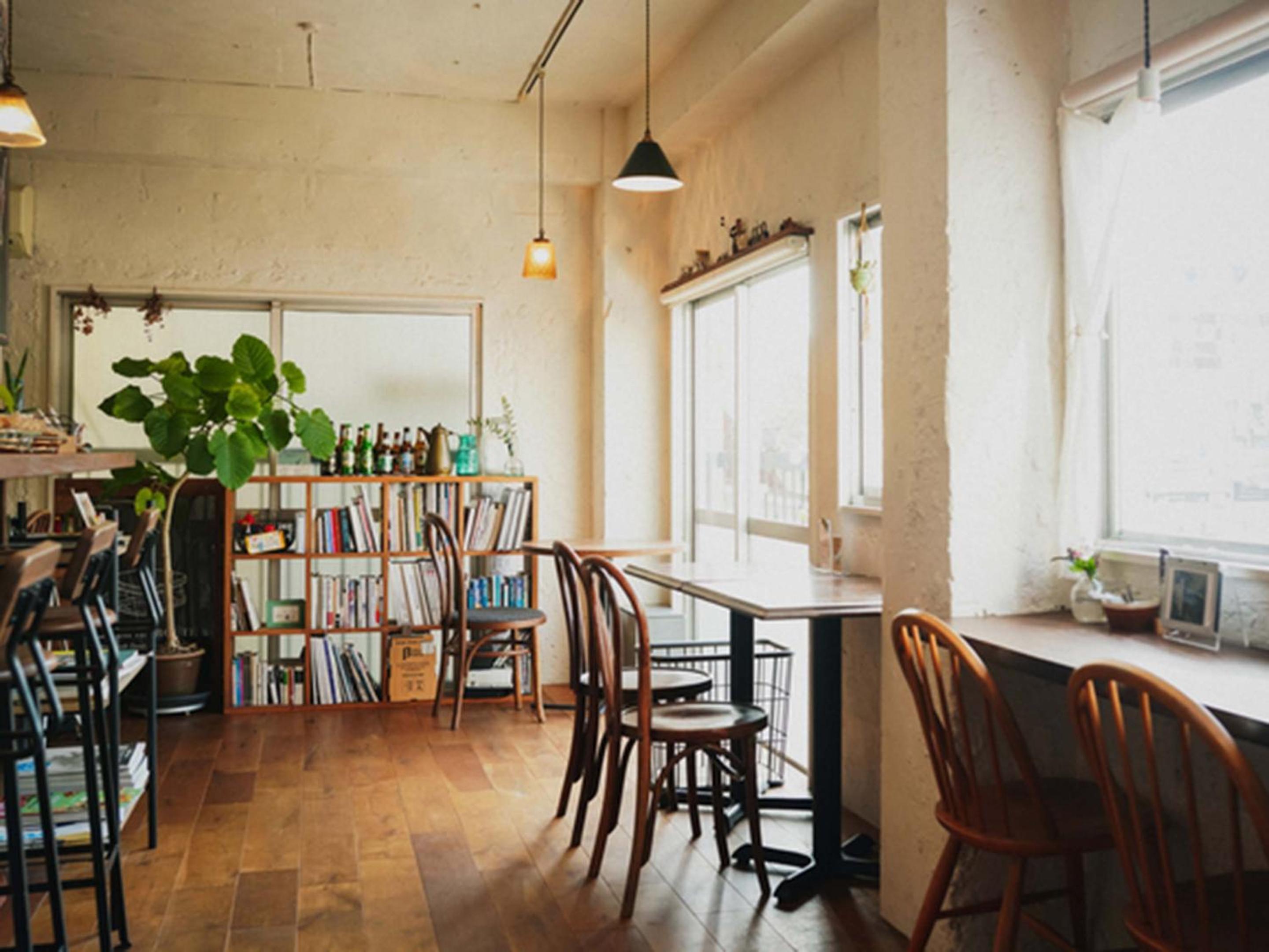 ROUTE - Cafe and Petit Hostel