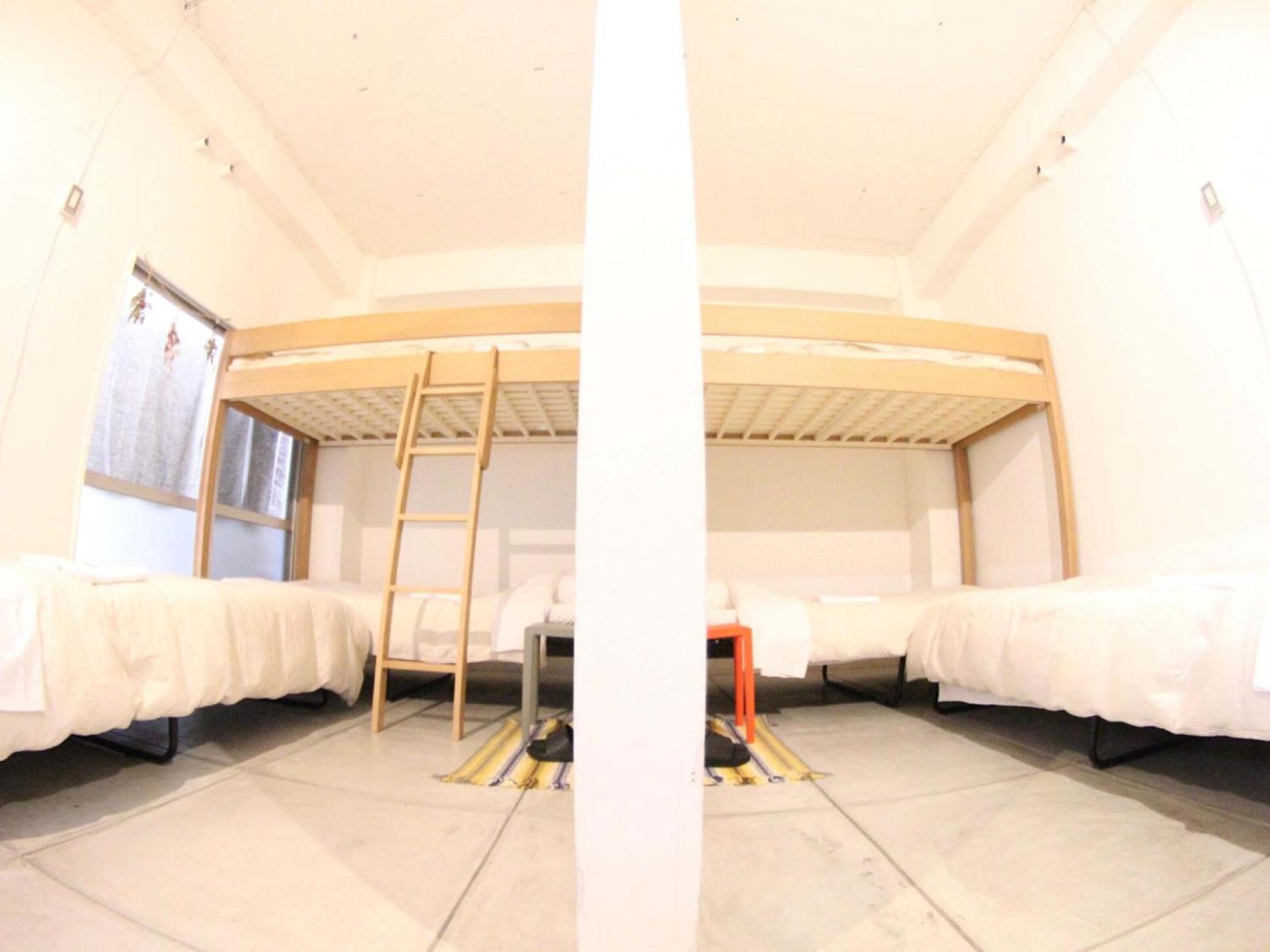 ROUTE - Cafe and Petit Hostel