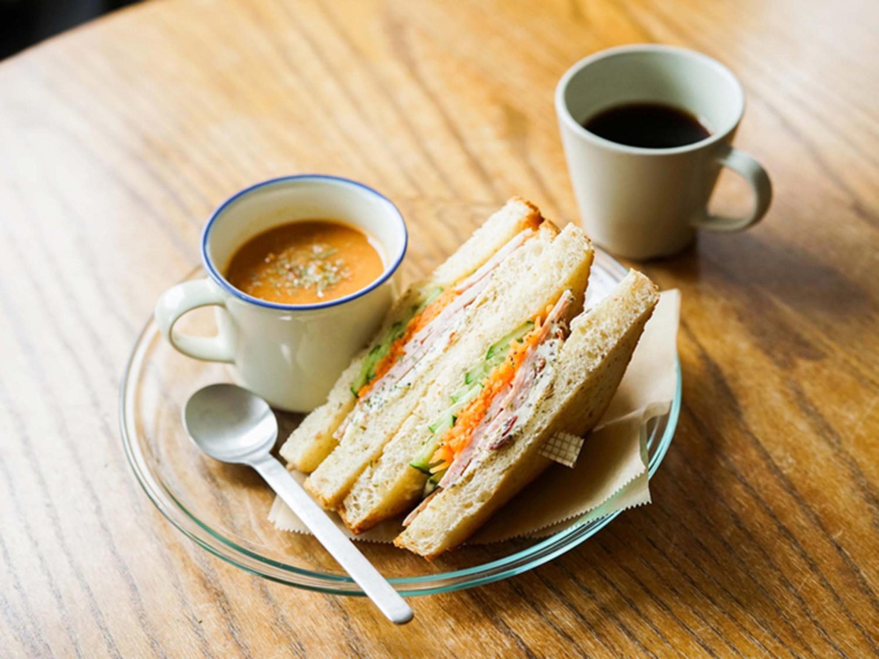 ROUTE - Cafe and Petit Hostel