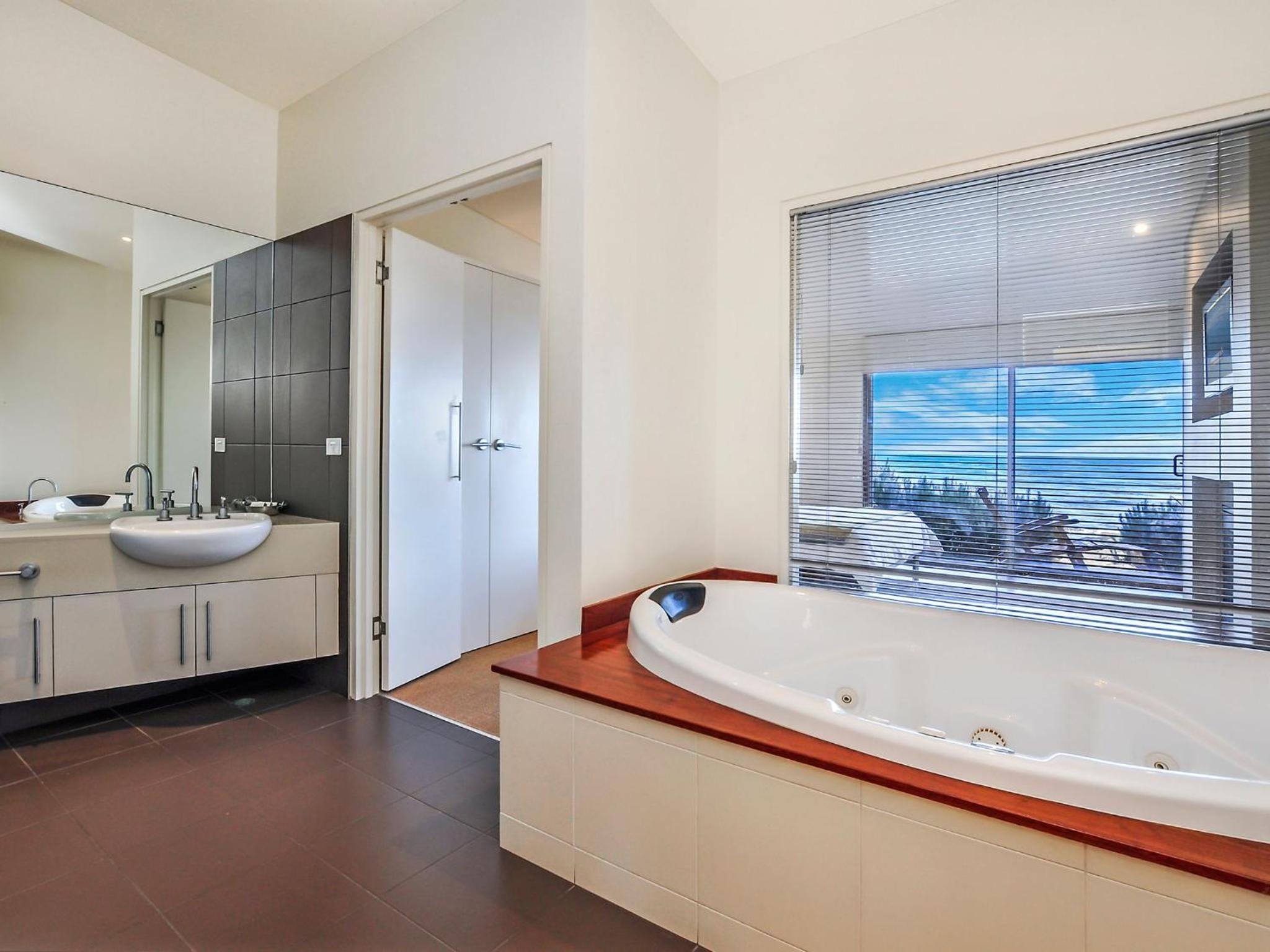 Hearns Beachside Villa 8