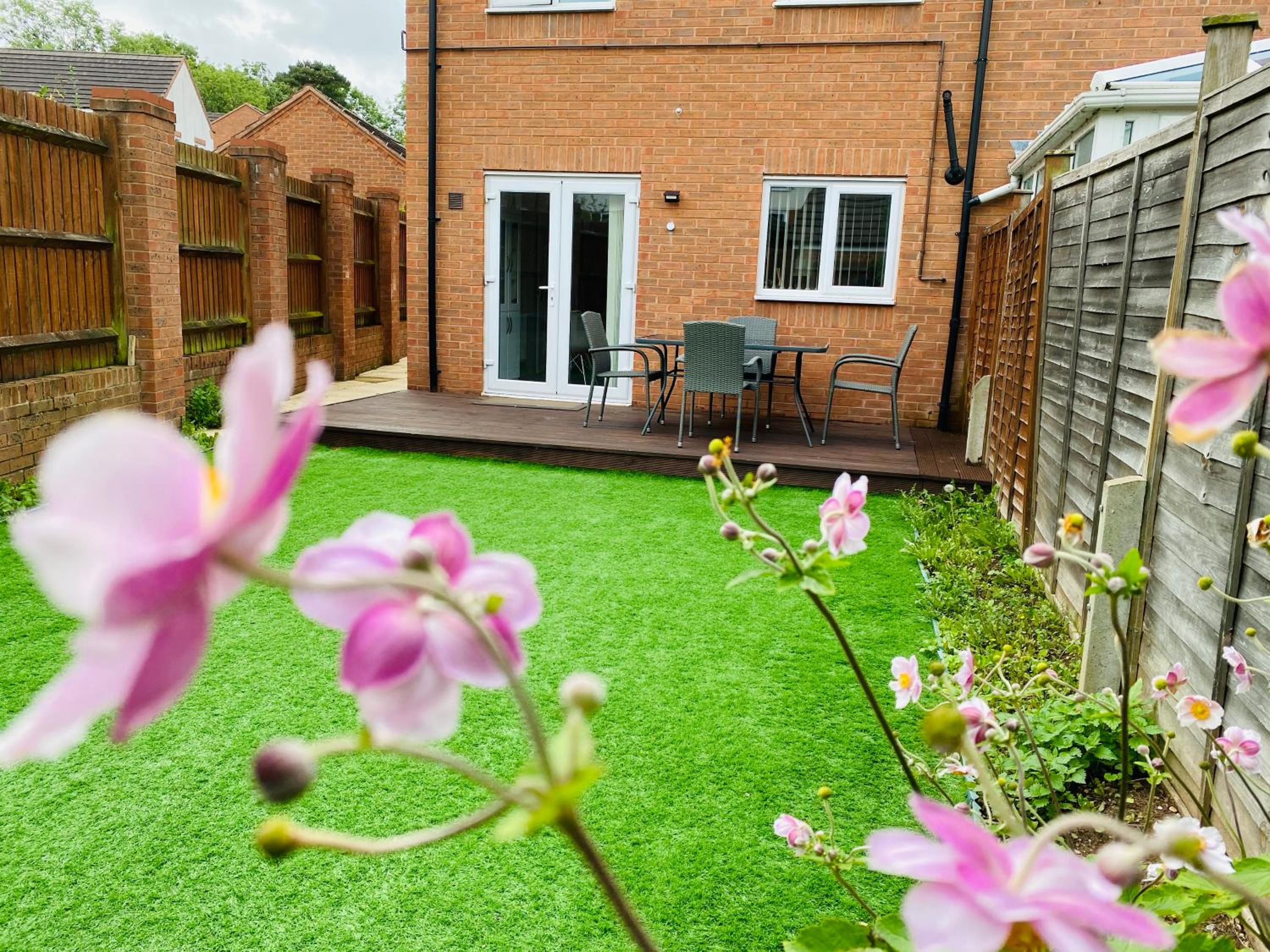 FURNISHED 3 BEDROOM HOUSE, SLEEPS 6, FREE PARKING, Near NEC view 4