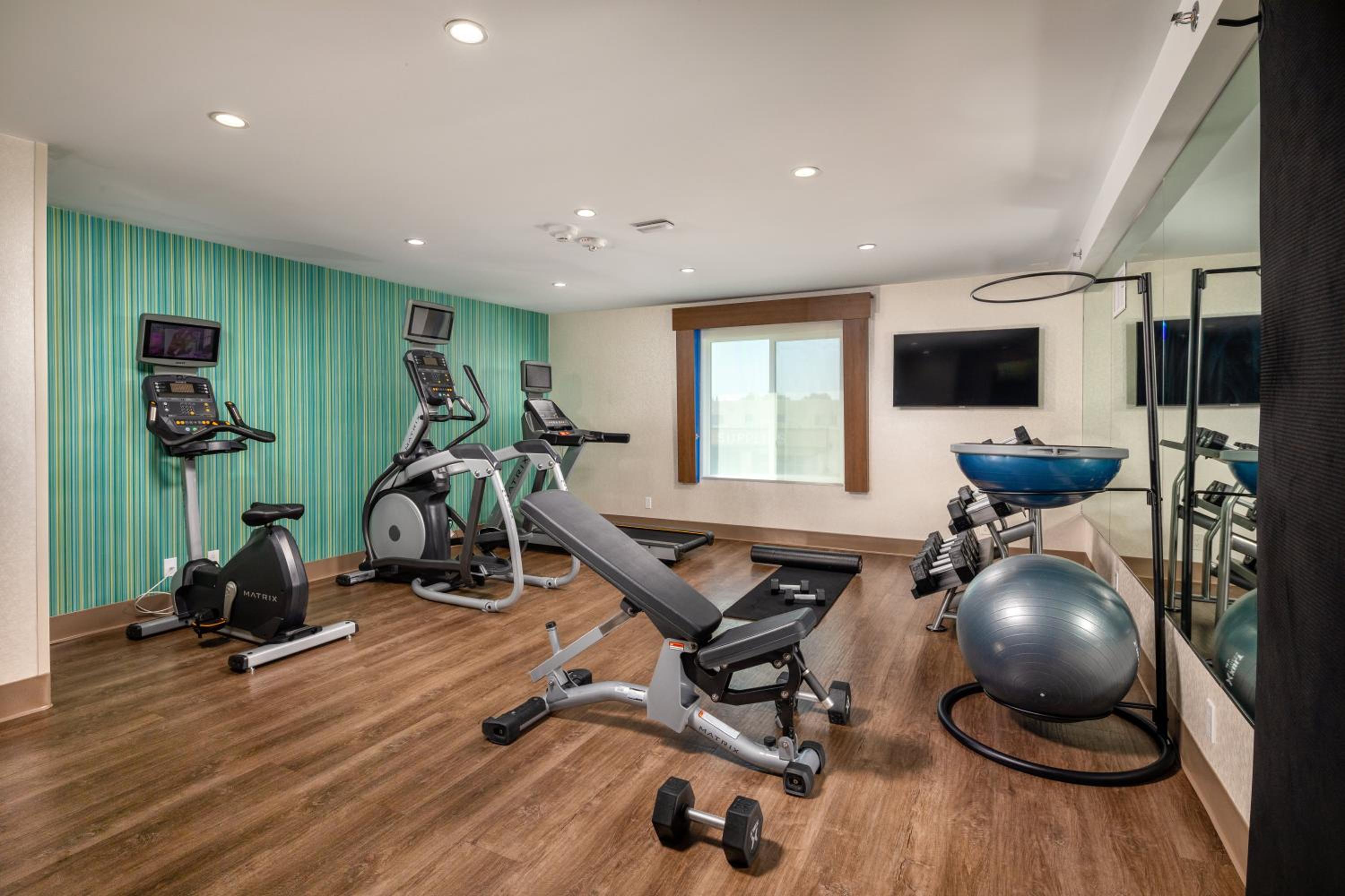 Holiday Inn Express Suites Chatsworth, an IHG Hotel - Property Image 17