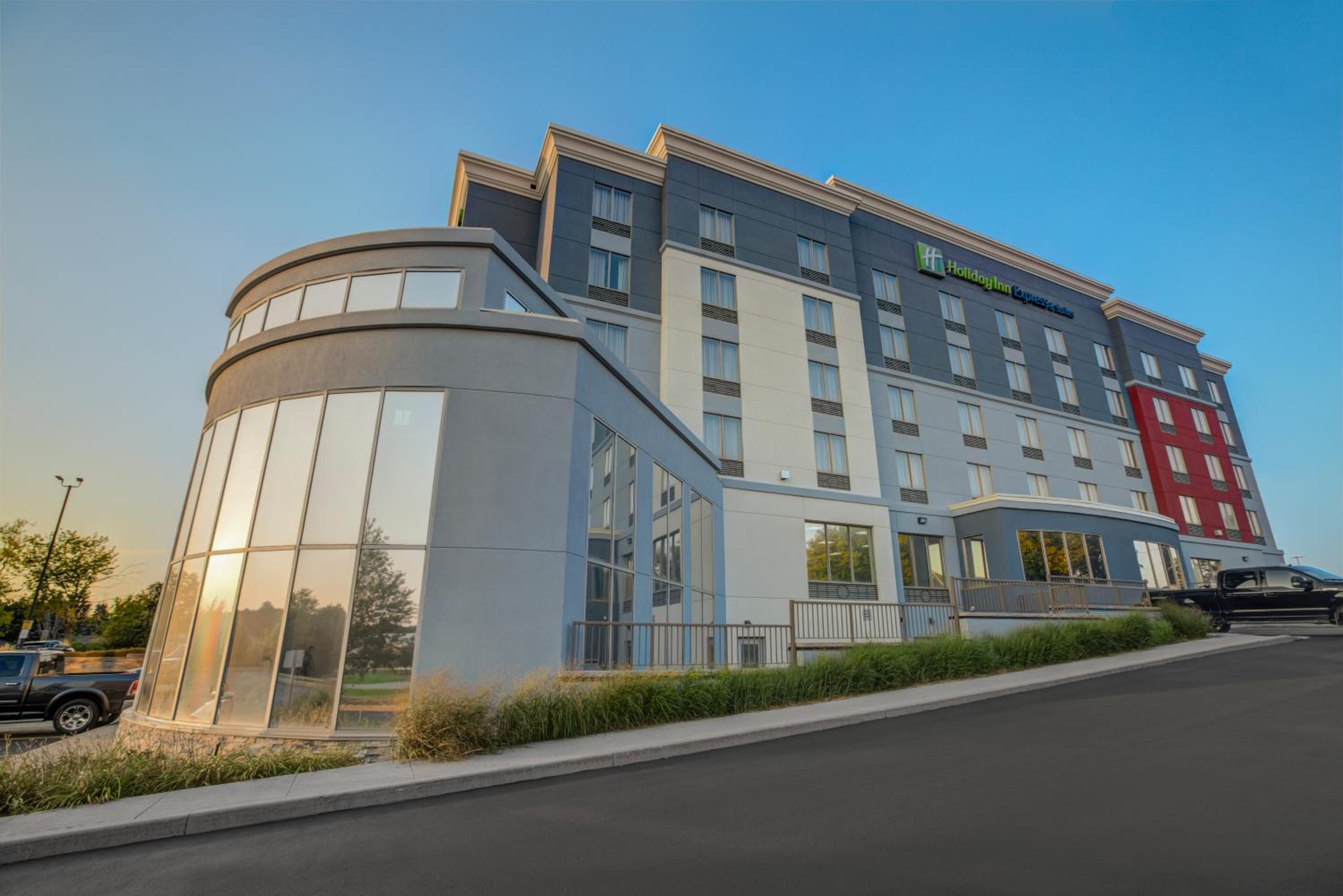 Woodstock Vacations - Holiday Inn Express  Suites - Woodstock, ON CANADA - Property Image 2