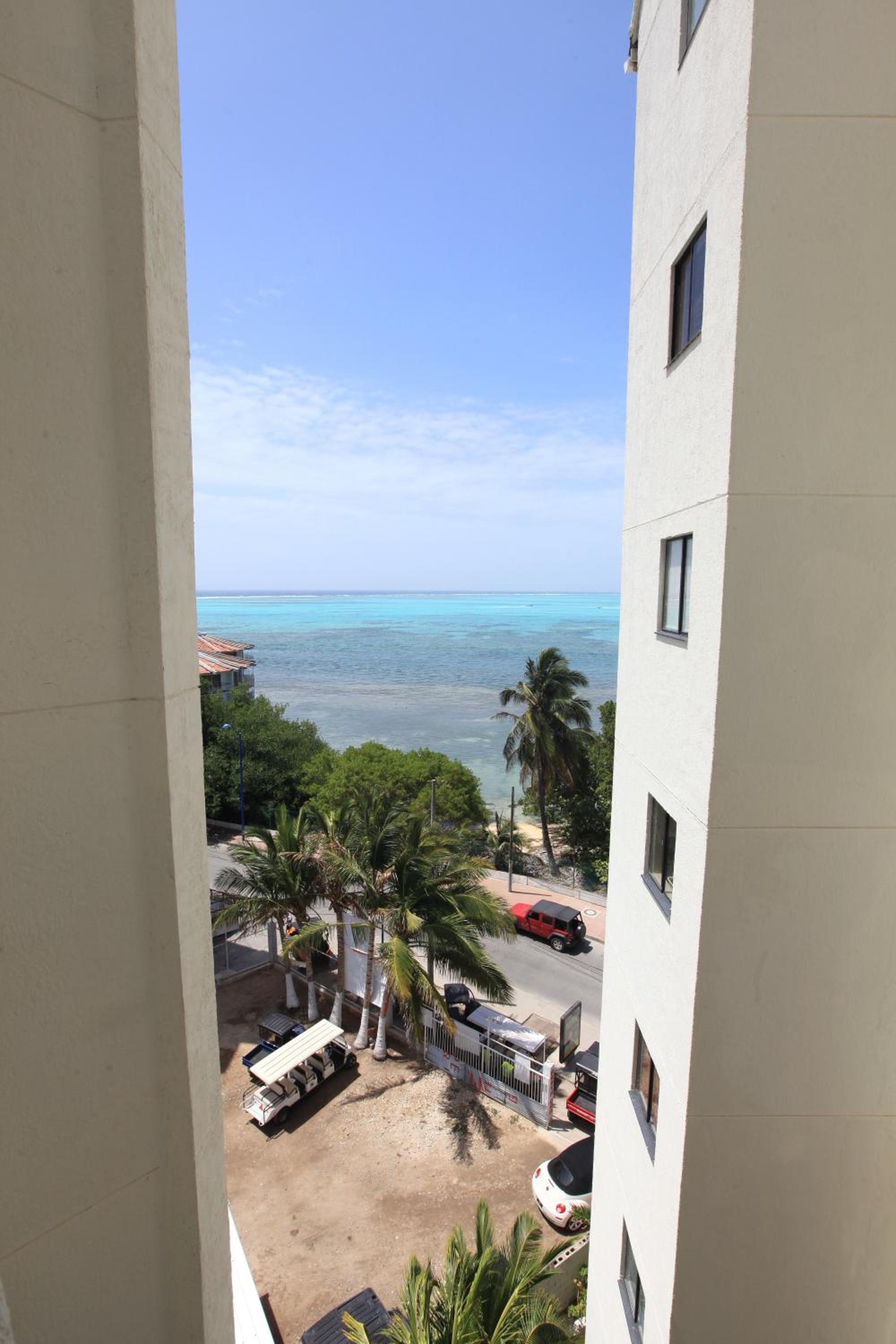Apartamento en el Centro de San Andrés Islas con vista al mar- Edificio Bay Point 703