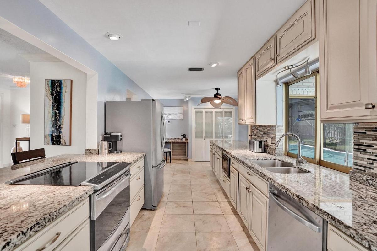 Family Friendly Home- 7 Minutes from the Beach! view 2