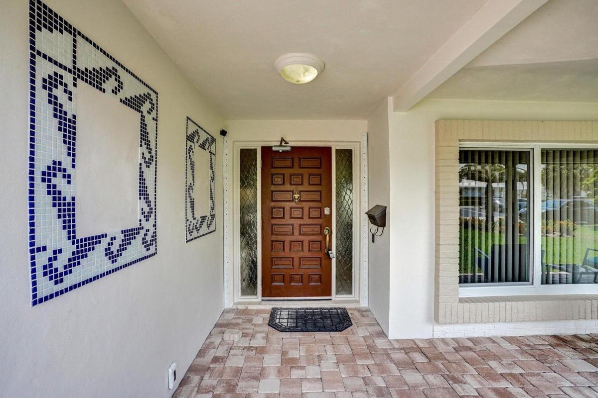 Family Friendly Home- 7 Minutes from the Beach! view 4