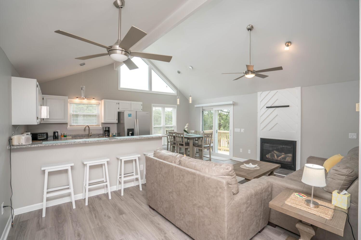 Two Decks, Wheelchair Accessible, Large Yard with close beach access. Sail Away view 2