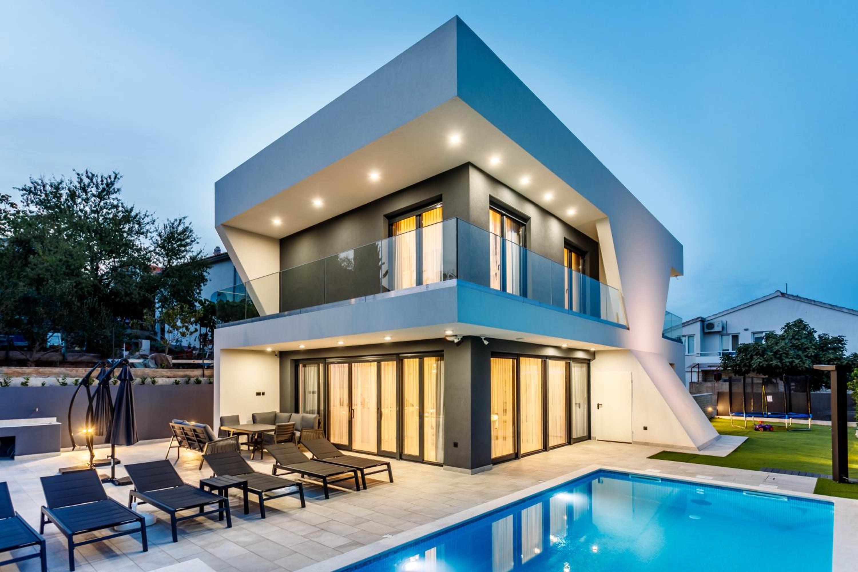 Villa Skyline- near beach and city center with heated pool view 4