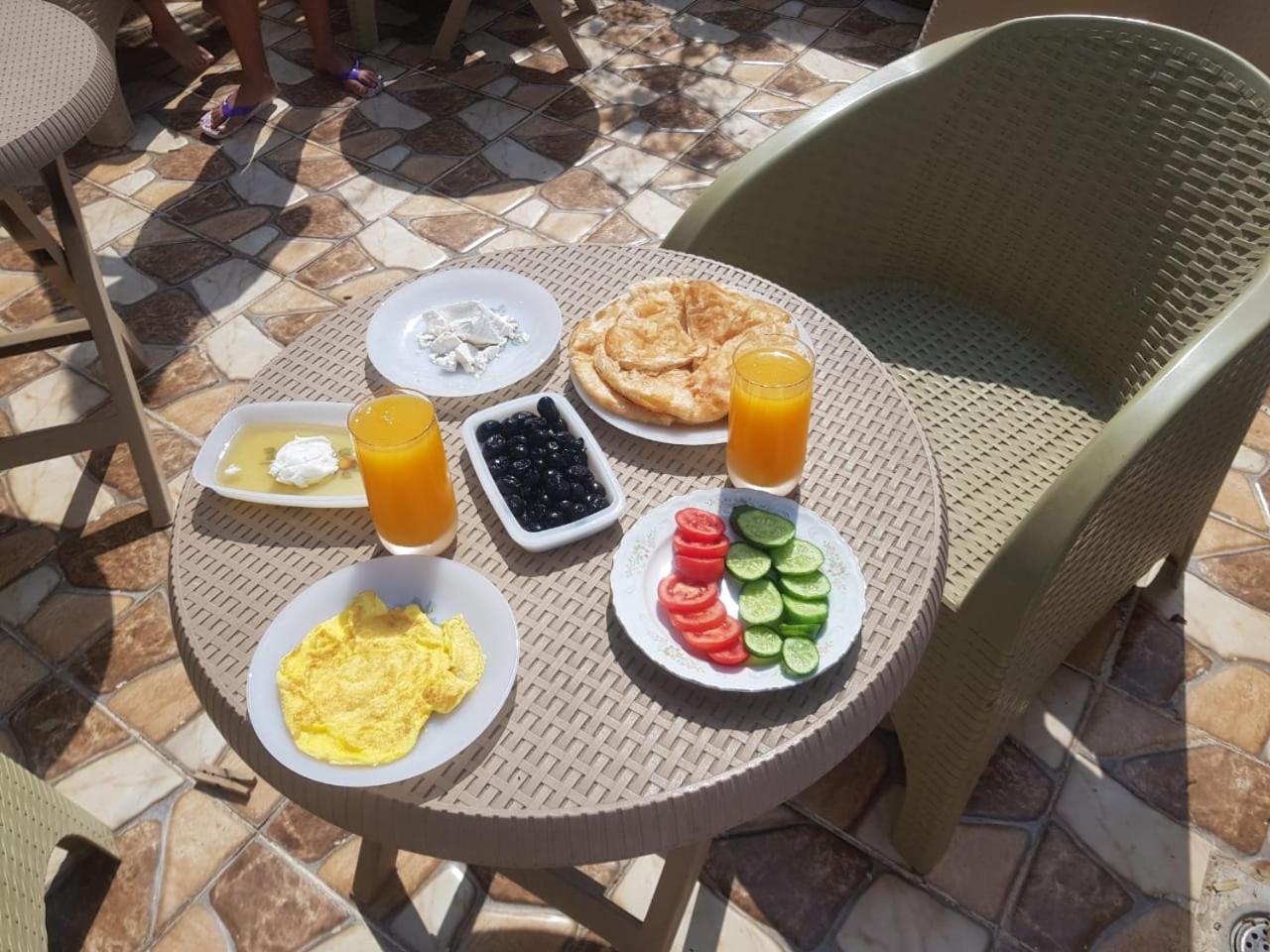 Jana Pyramids view inn