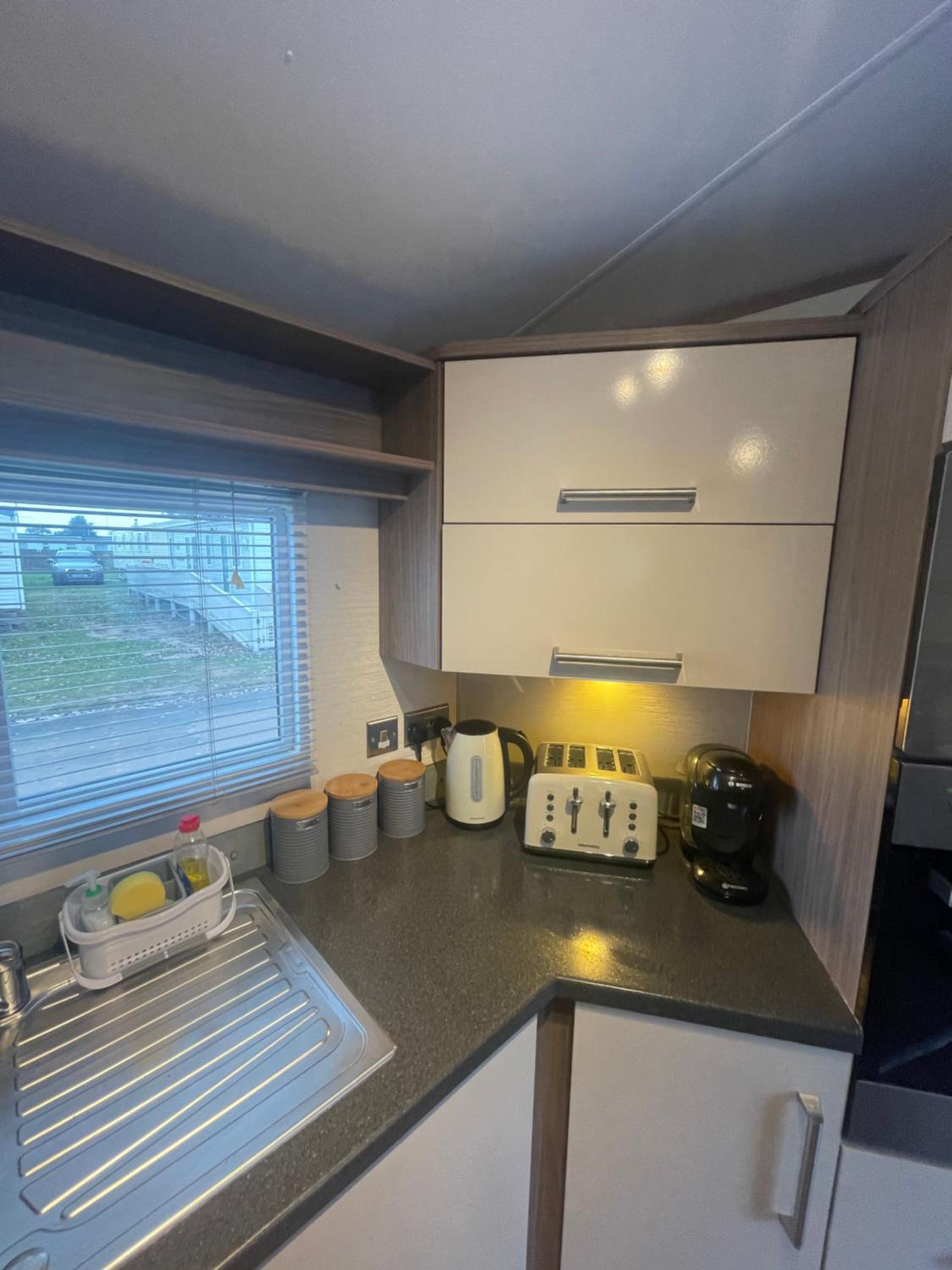 Luxury Static Home 2 Bed Sleeps 6 view 3