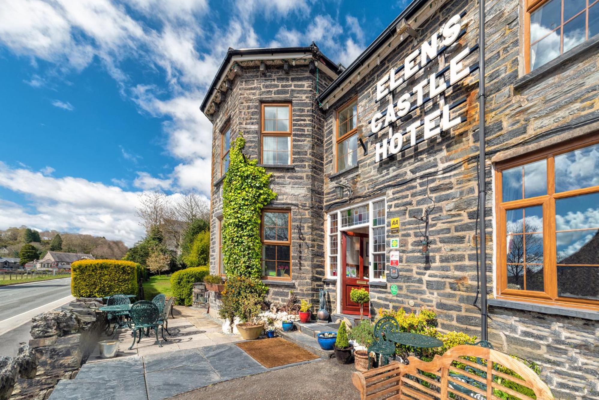 Elen's Castle Bed, Breakfast and Bar