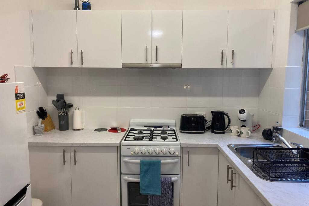 LOCATION LIFESTYLE CONVENIENCE! WIFI NETFLIX WINE view 2