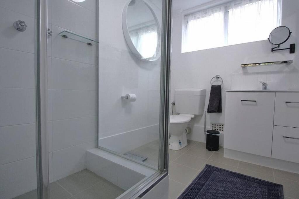LOCATION LIFESTYLE CONVENIENCE! WIFI NETFLIX WINE view 3