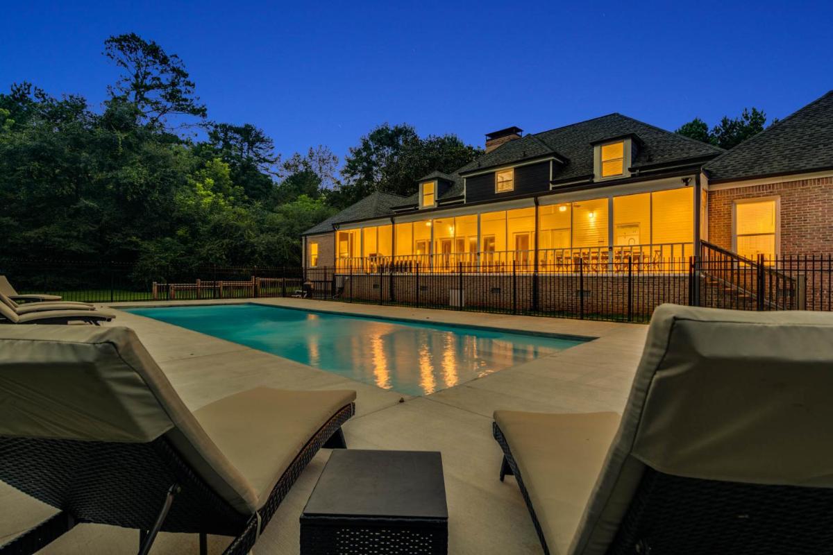 The Villa Rose Estate - PRIVATE POOL SLEEPS 16 view 2