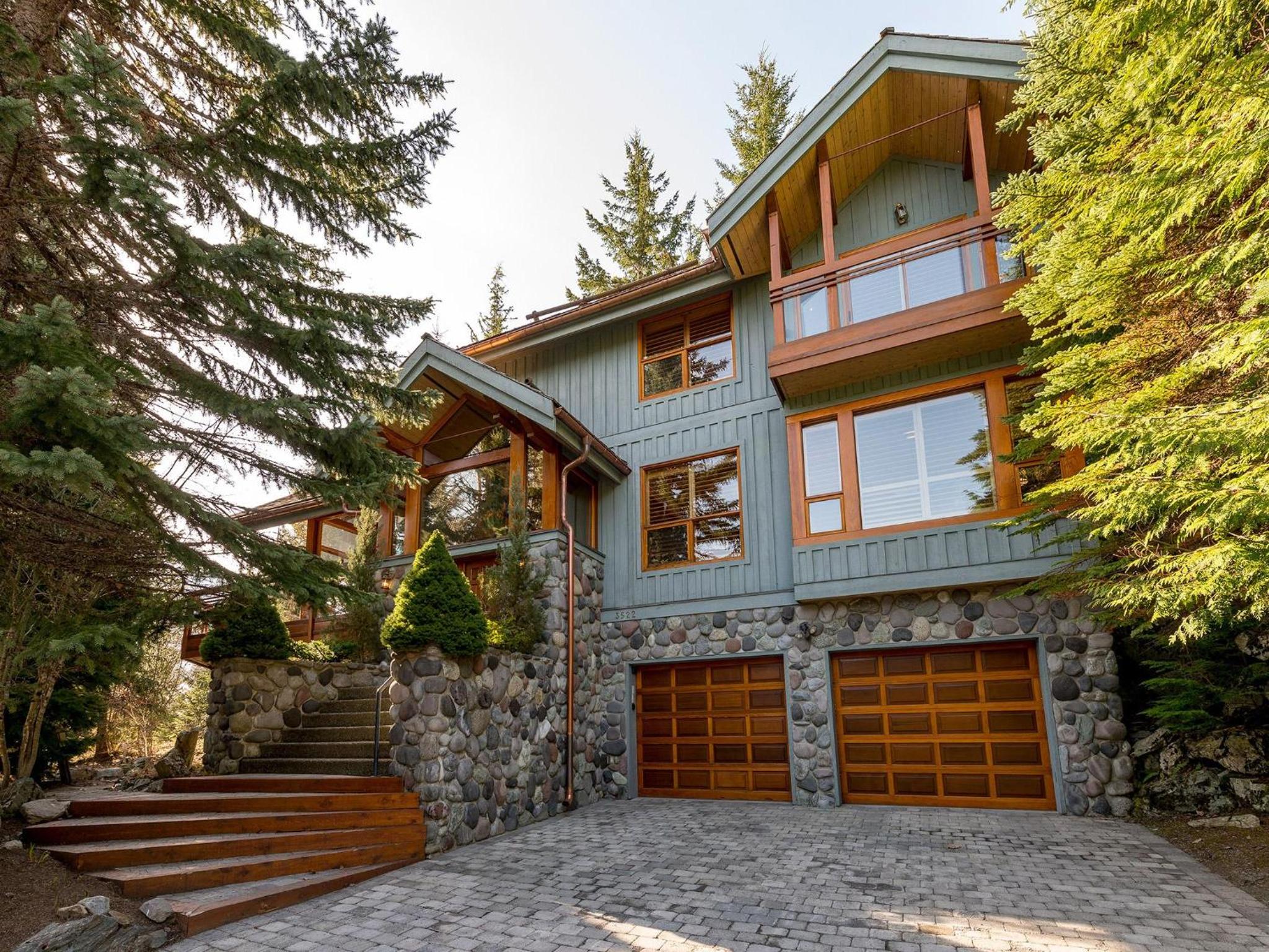 Luxury 5 Bedroom Blueberry Chalet view 4