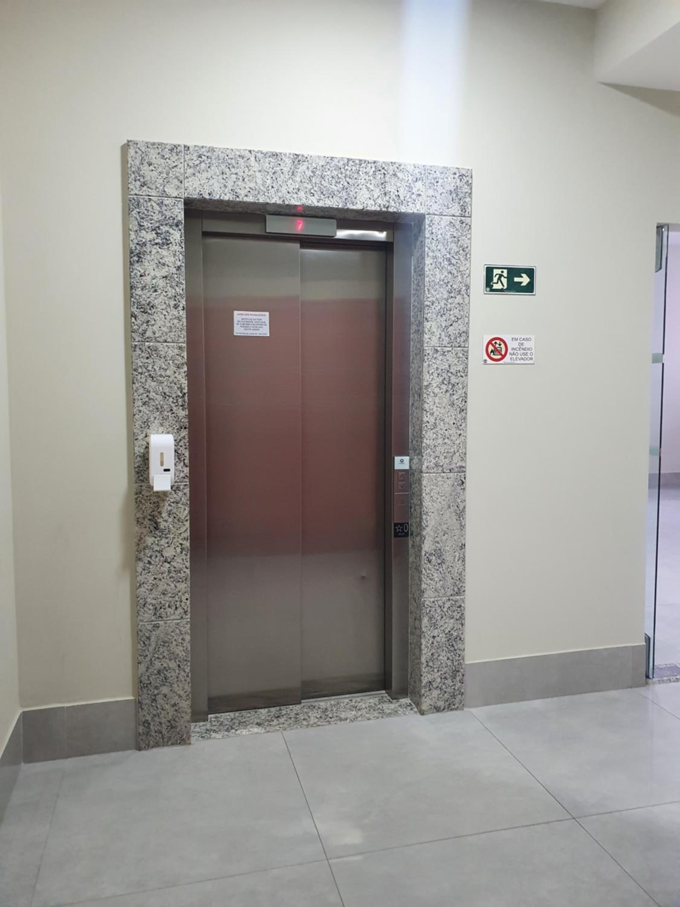 Apt com dois quartos, novo, centro de Guarapari! Varanda gourmet com vista mar, churrasqueira, Smart TV, Wi-Fi 200 MB, Lavadora de roupas e Garagem privati