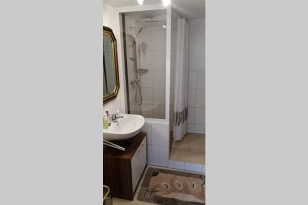 Souterrain Apartment mit Gartenblick en Lachen — bathroom