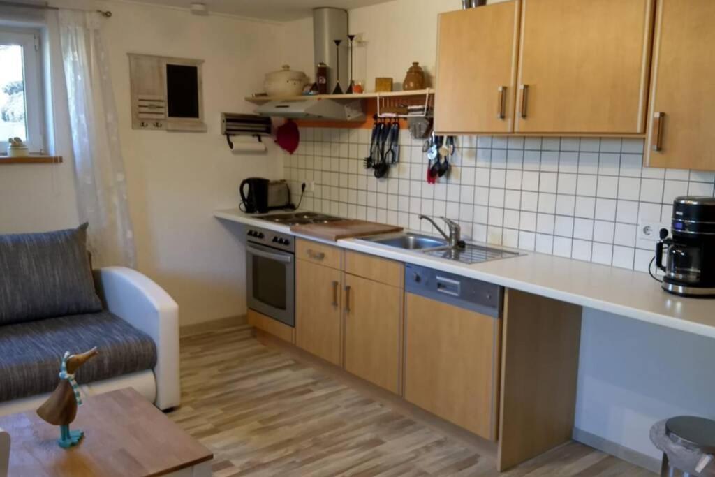 Souterrain Apartment mit Gartenblick en Lachen — kitchen