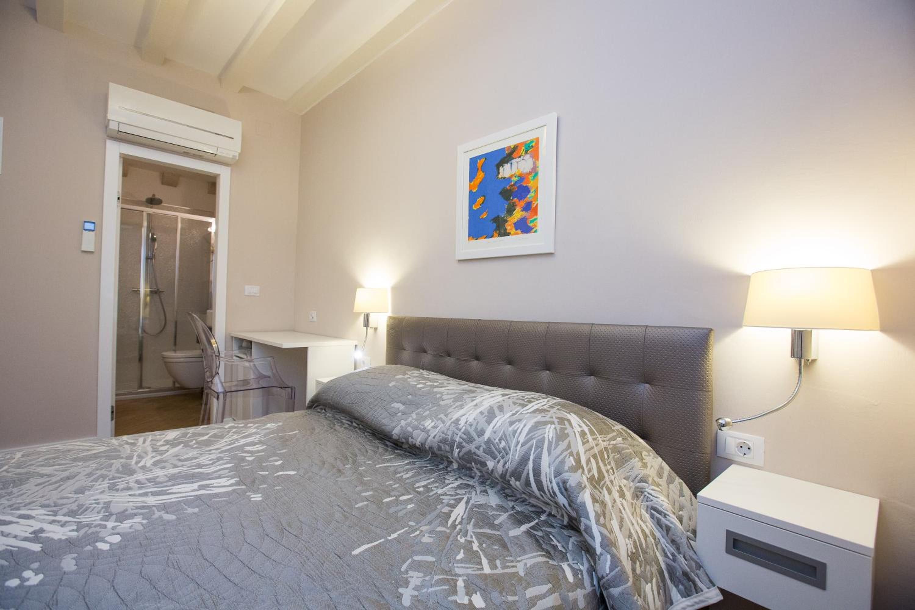 Villa Flores Room