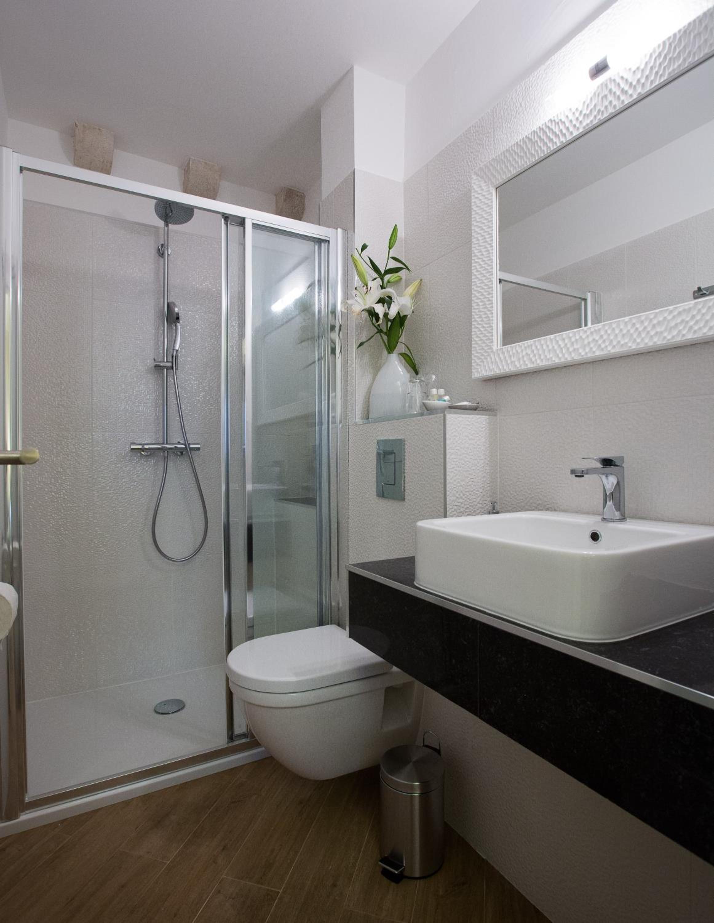Villa Flores Room