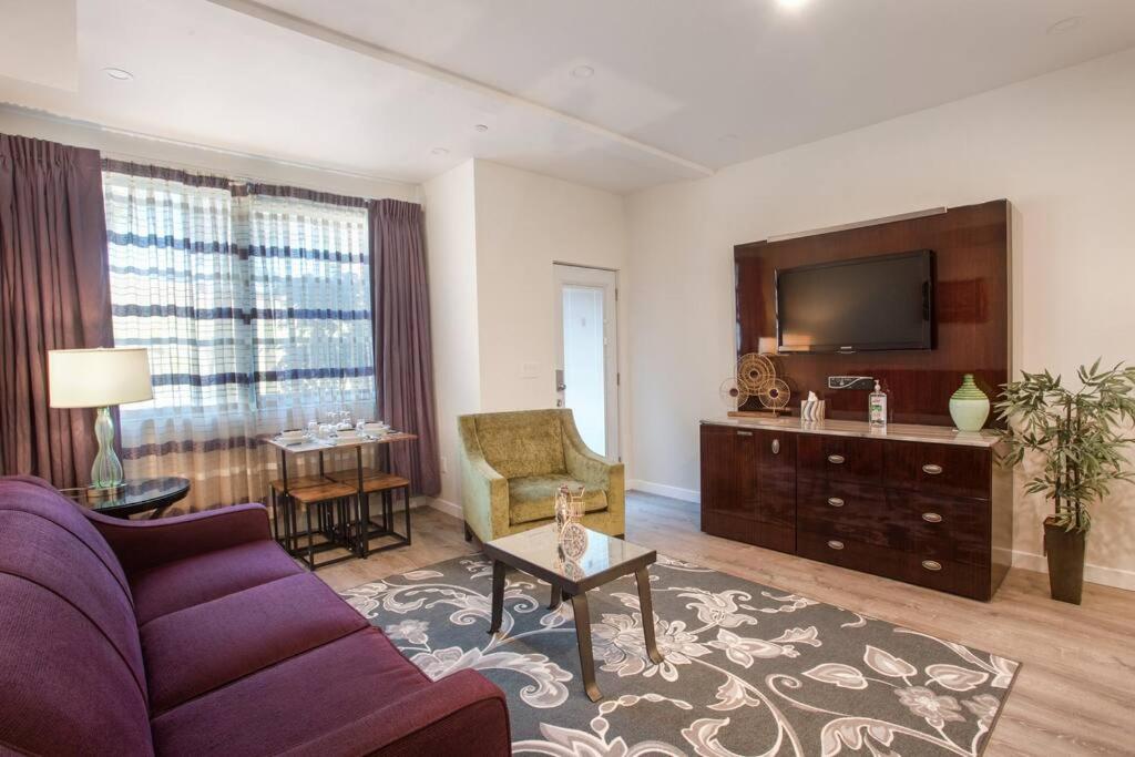 3 Floor TownHouse Next to Downtown Max 12 sleepers view 3