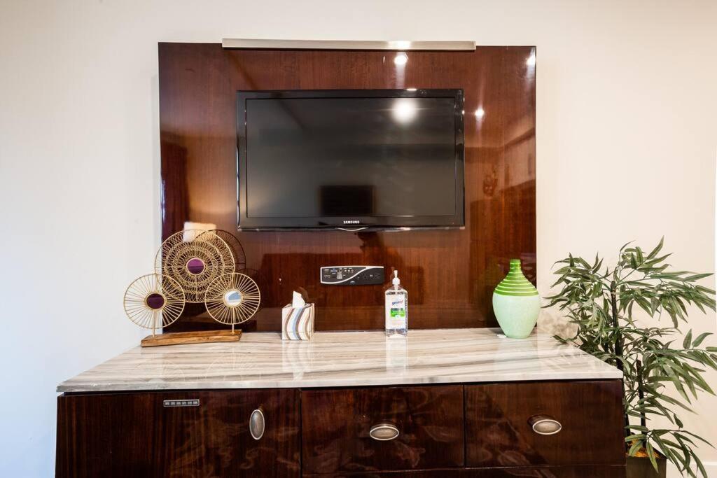3 Floor TownHouse Next to Downtown Max 12 sleepers view 4