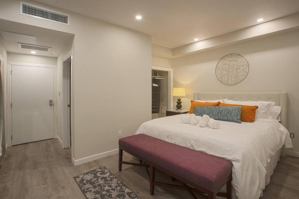 3 Floor TownHouse Next to Downtown Max 12 sleepers view 5
