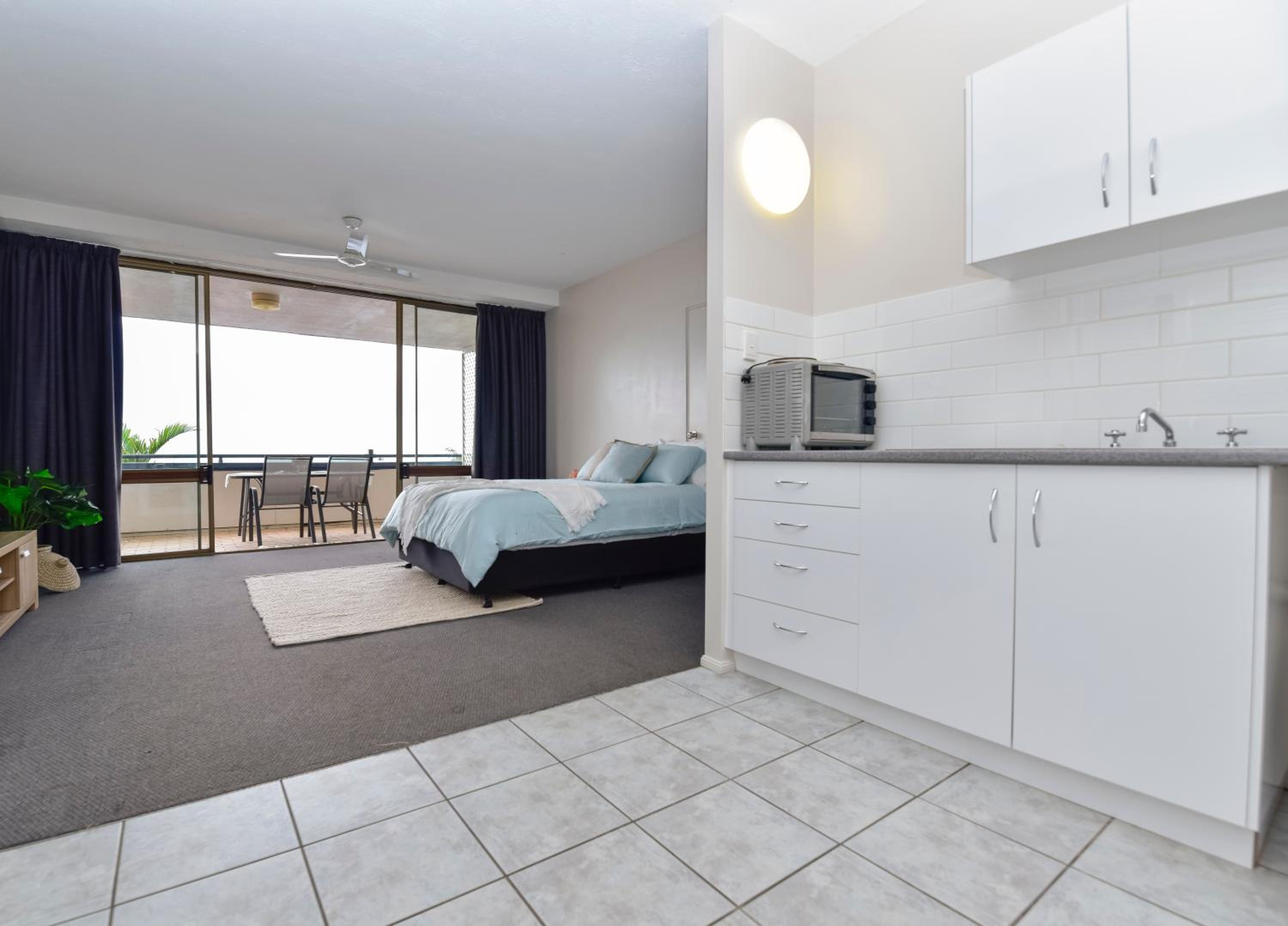 Studio Apartment, Centre Of Airlie With Sea Views
