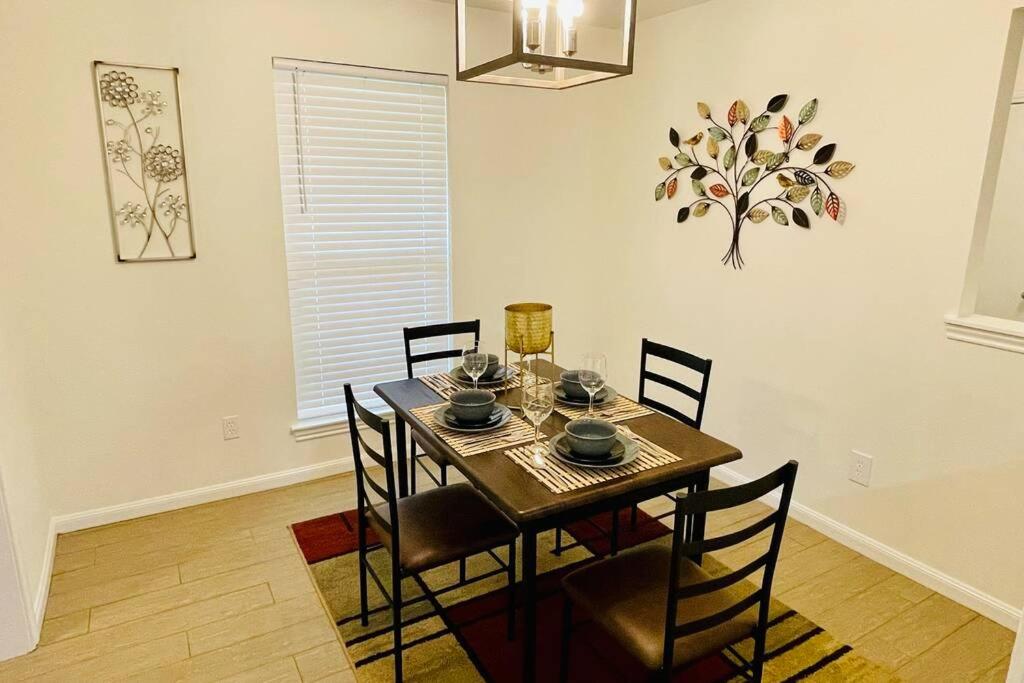 New TEXAN house - 3 Bed, 2 Baths in The Woodlands view 3