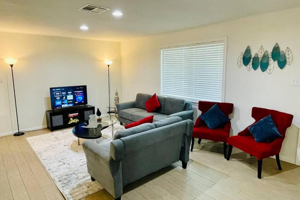 New TEXAN house - 3 Bed, 2 Baths in The Woodlands view 4