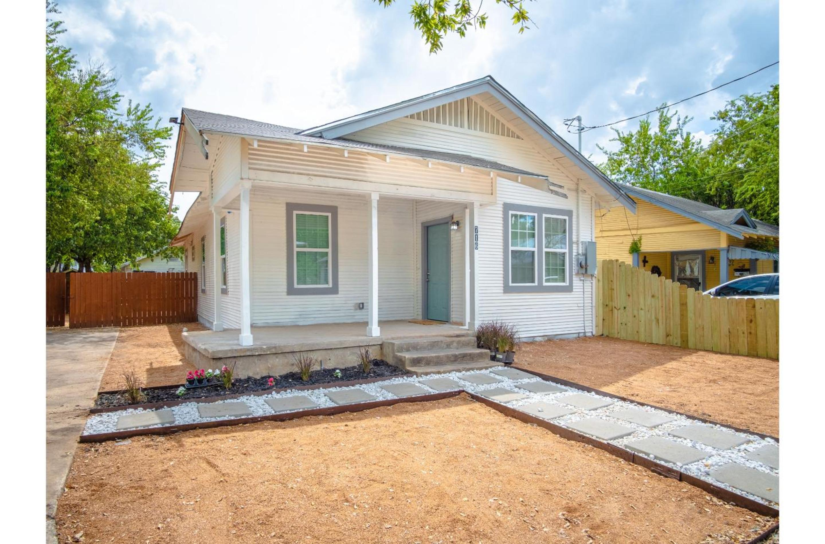 3BR2BA Remodeled House Near Downtown - Image 2