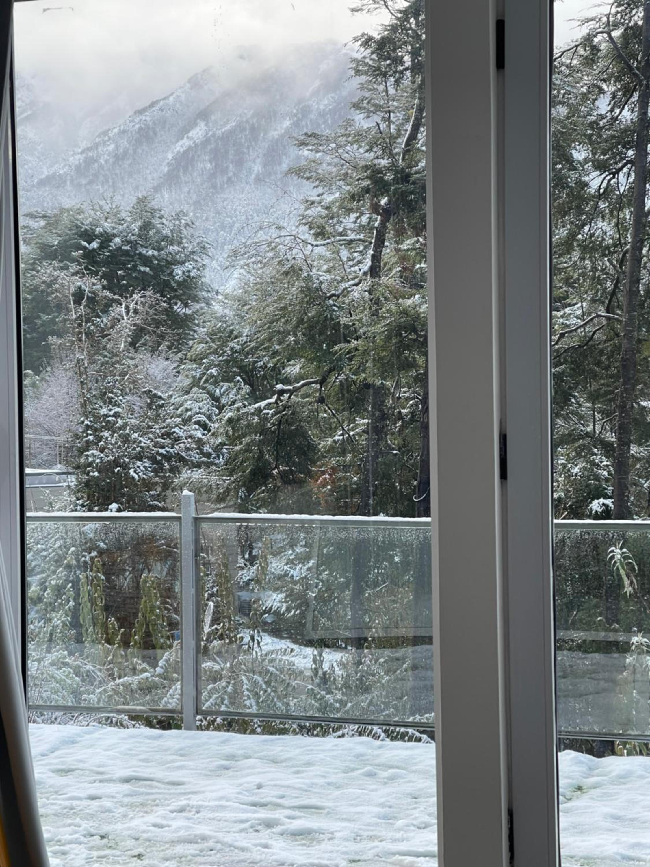 Casa moderna en el bosque y montaña