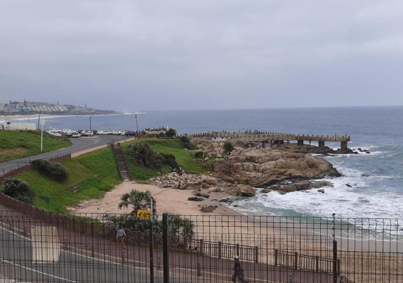 Whale Rock, Modern Beachfront Apartment view 3