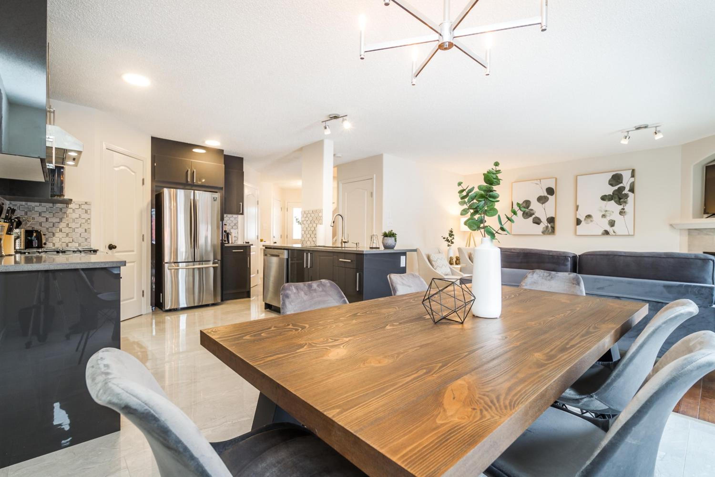 Spa Oasis Home - Hot Tub - King Bed - BBQ - Garage - Pets! view 5
