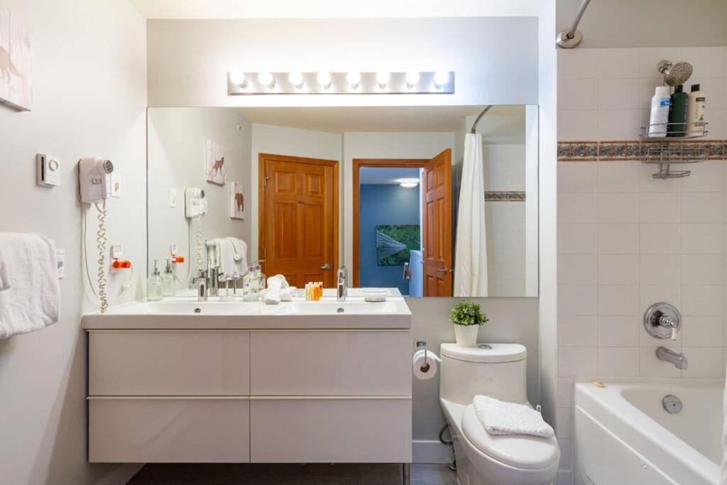 Updated Townhouse in Village. Pool/Hot Tub/Parking