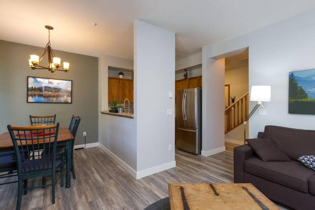 Updated Townhouse in Village. Pool/Hot Tub/Parking