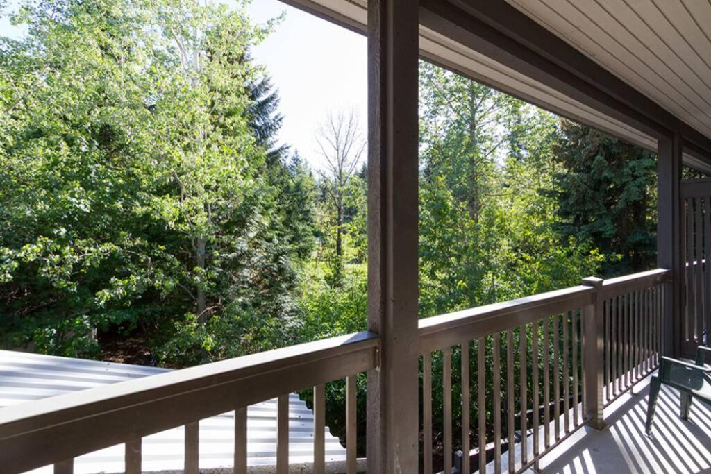 Updated Townhouse in Village. Pool/Hot Tub/Parking