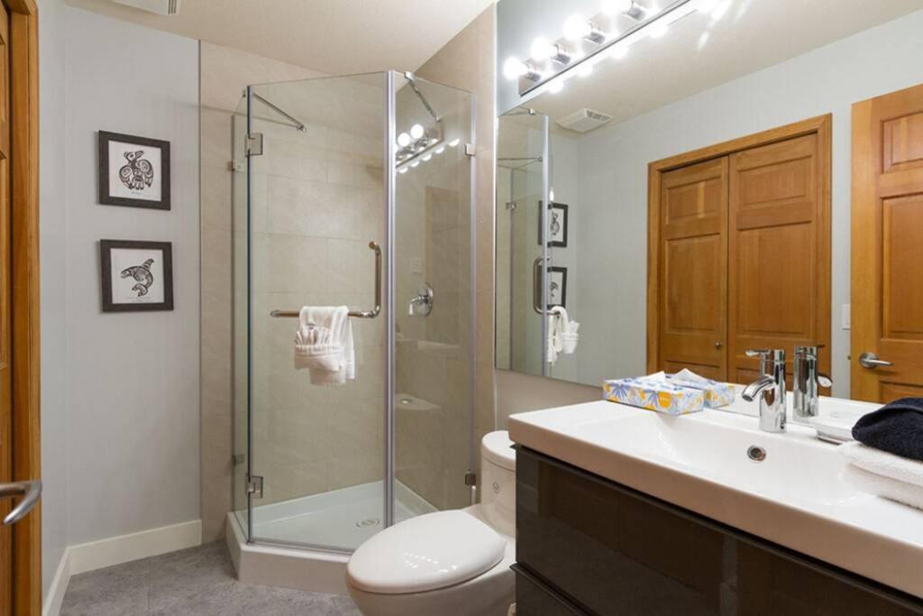 Updated Townhouse in Village. Pool/Hot Tub/Parking