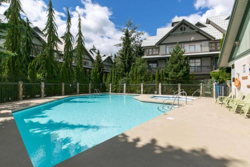 Updated Townhouse in Village. Pool/Hot Tub/Parking