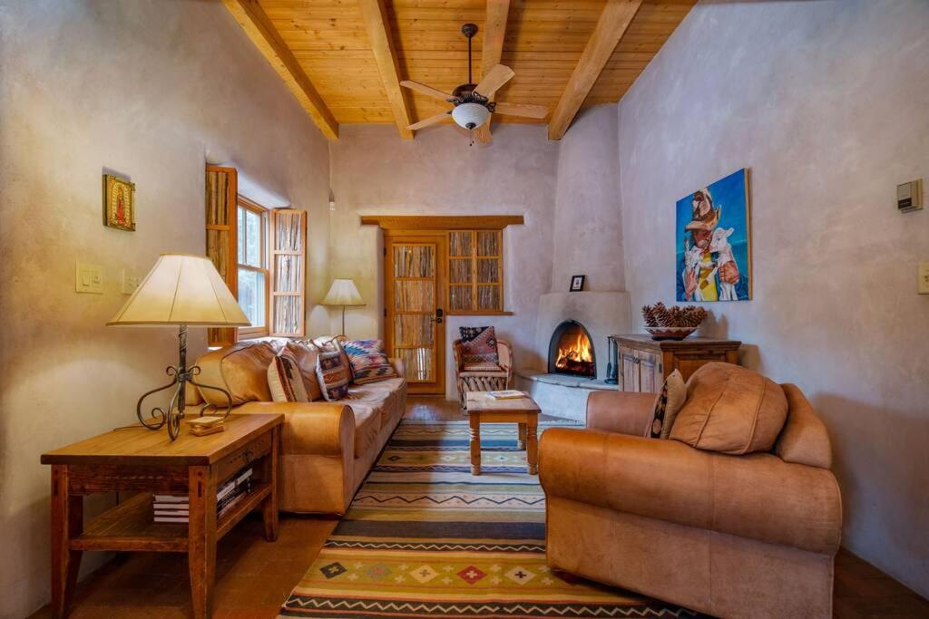 Casa Buena Suerte- Near Plaza- Quiet- Patio- 2 BR view 3