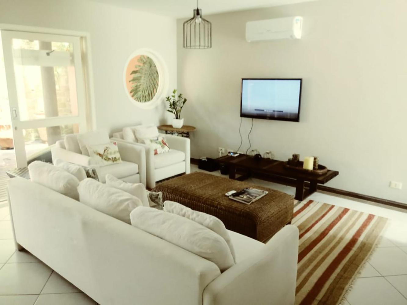 Casa com piscina e churrasq na Praia de Camburí