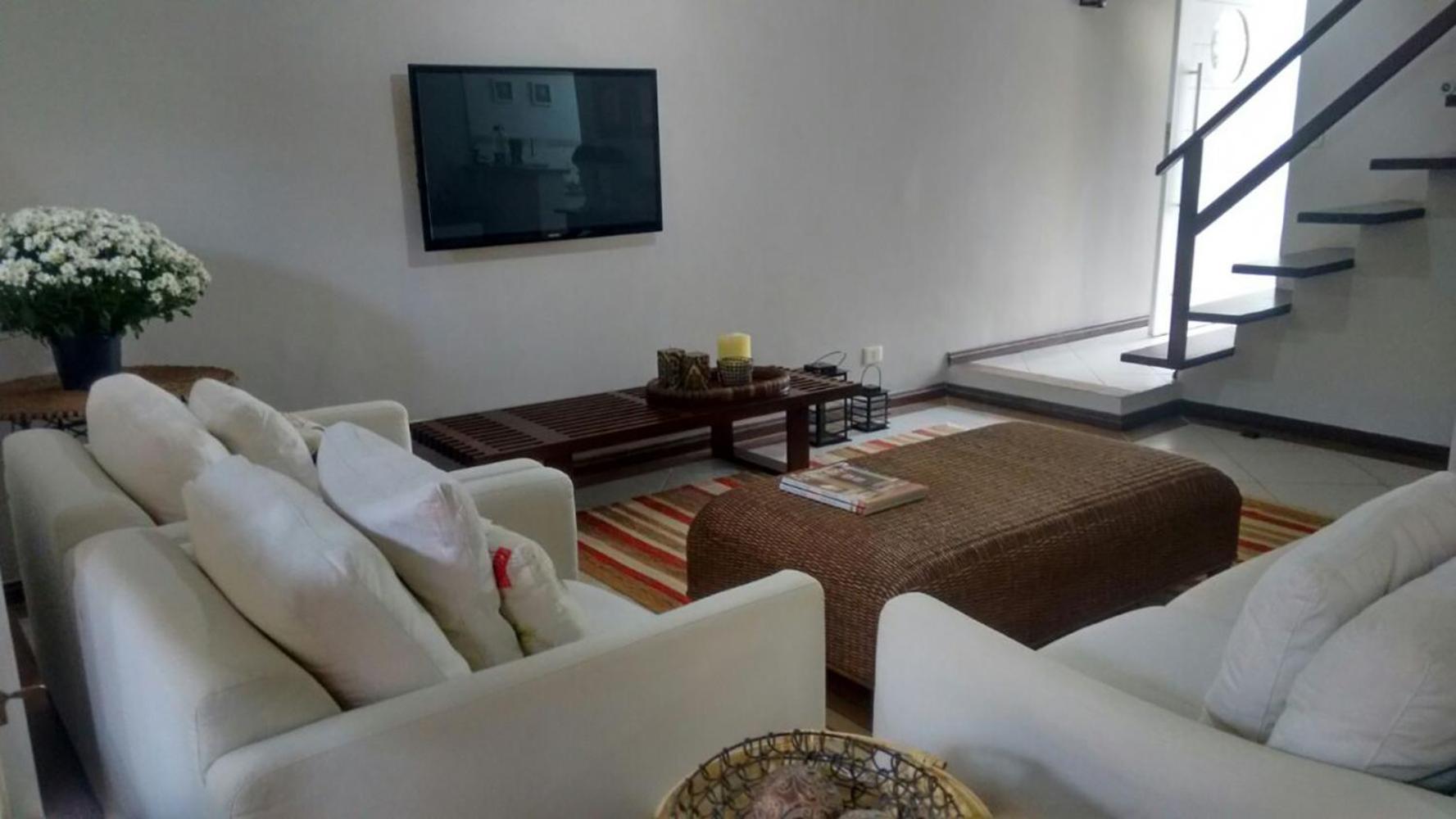 Casa com piscina e churrasq na Praia de Camburí