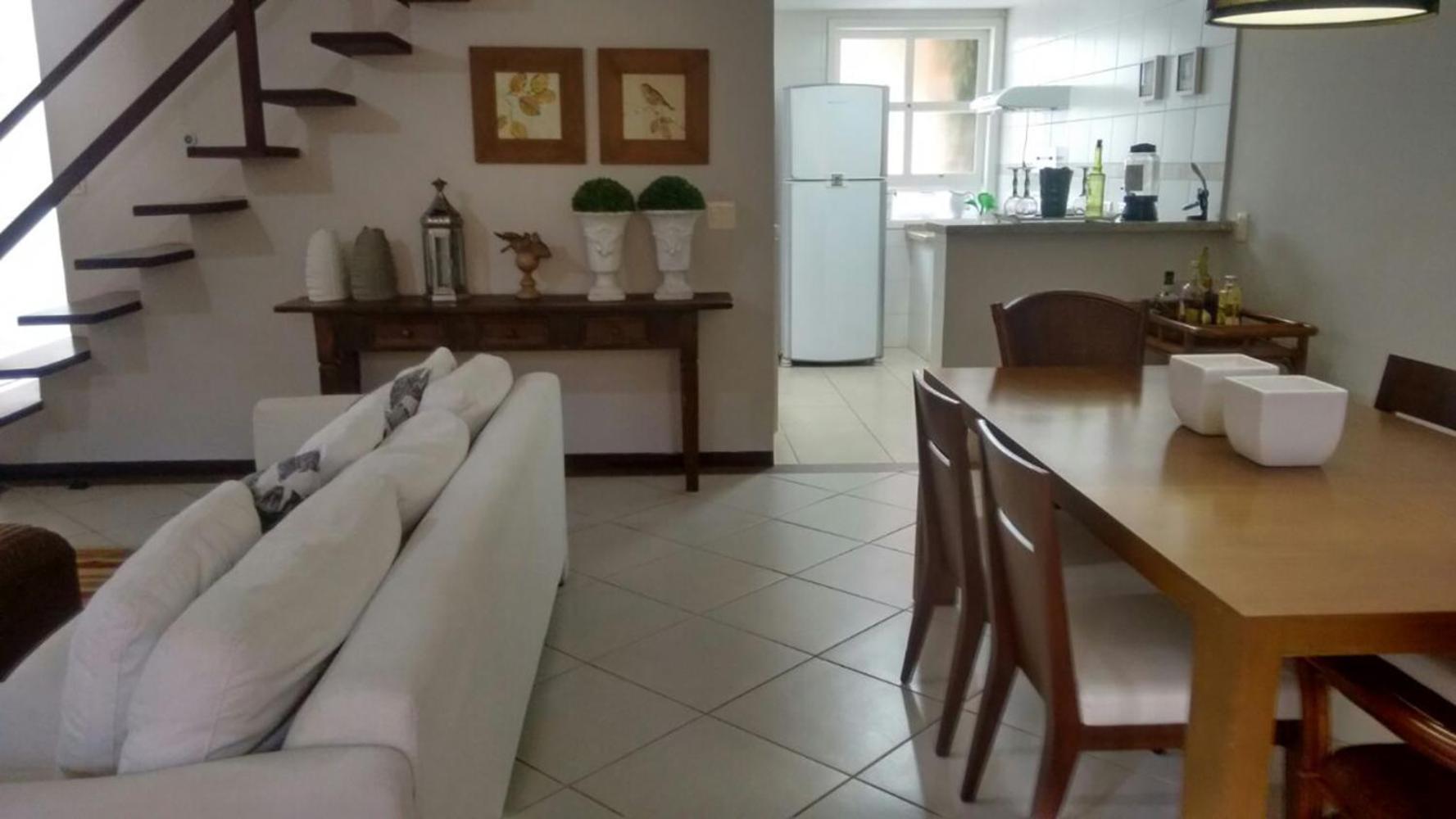 Casa com piscina e churrasq na Praia de Camburí
