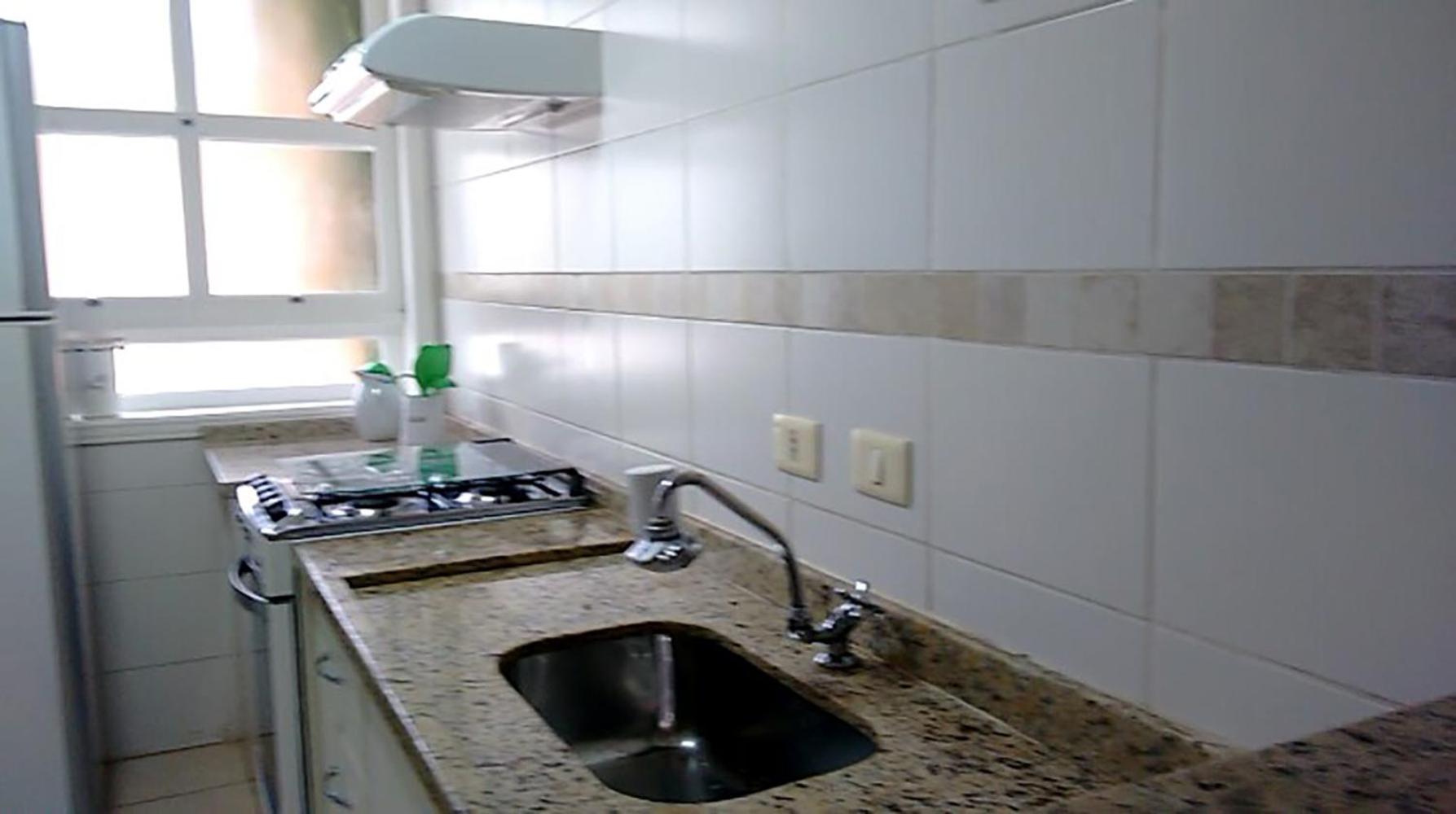 Casa com piscina e churrasq na Praia de Camburí