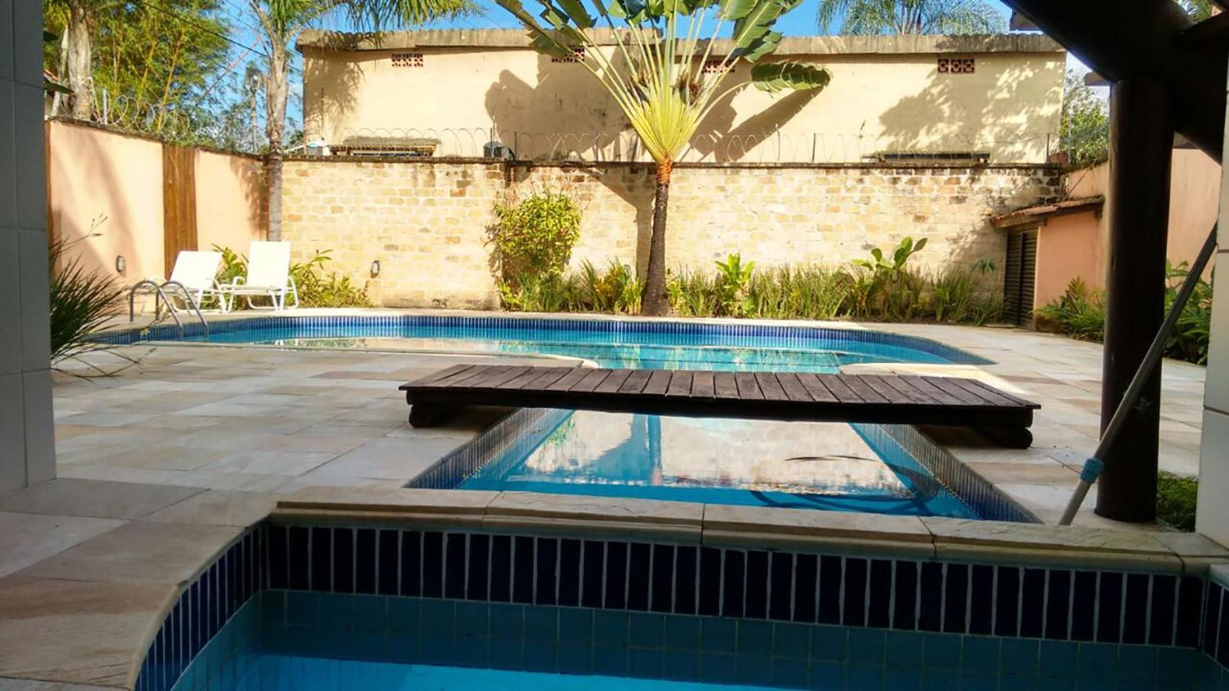 Casa com piscina e churrasq na Praia de Camburí