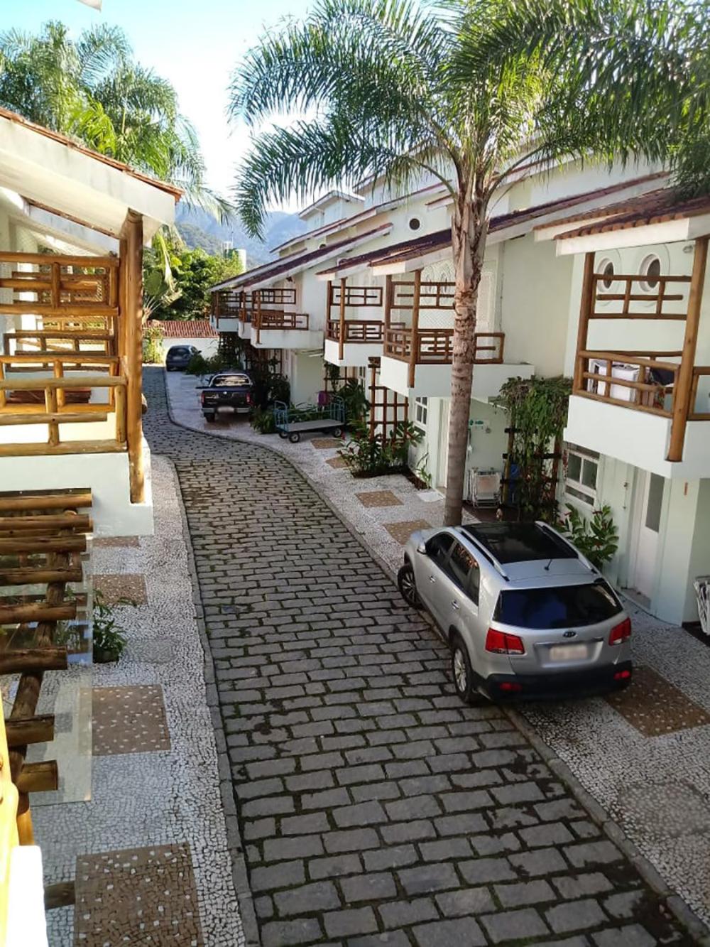 Casa com piscina e churrasq na Praia de Camburí