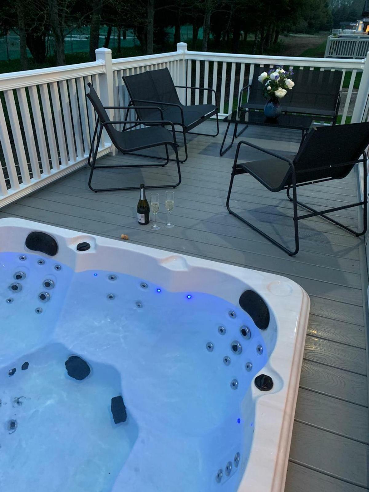 Graceland Lodge with Hot Tub view 3